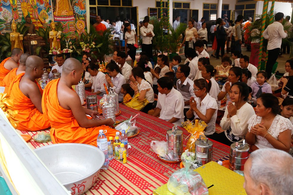 Cambodia Urges Mask-Wearing for Flu, COVID-19 Cases During Festival Season