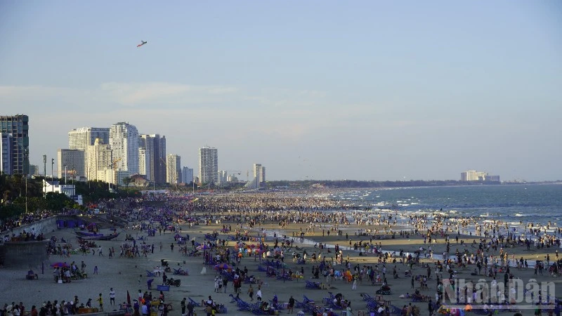 Ho Chi Minh City Deploys Youth Volunteers to Maintain Order at Key Tourist Sites