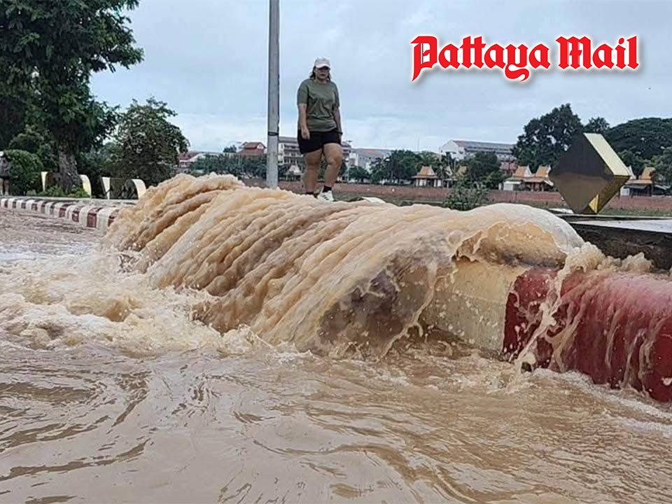 ピッサヌロークの古刹近くで水道管破裂、道路冠水