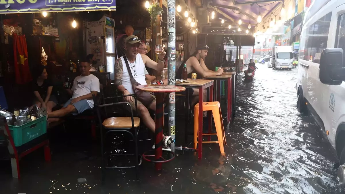 Ho Chi Minh City Tourists Adapt to Heavy Rains, Seeking Shelter in Cafes and Adjusting Itineraries