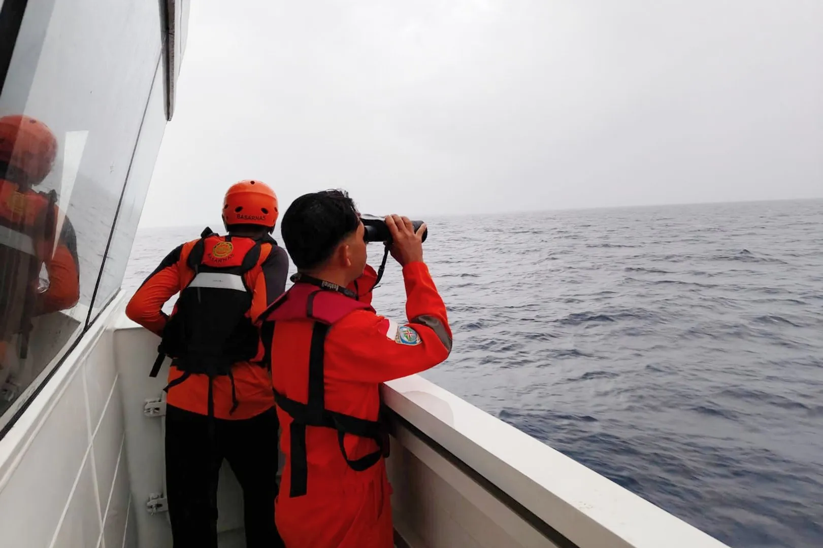 インドネシア沖で沈没した船、5人救助 20人不明