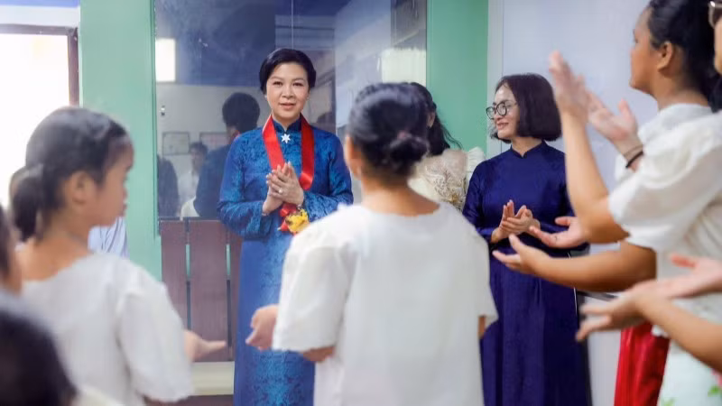Vietnamese President's Wife Visits Children in Special Circumstances in the Philippines