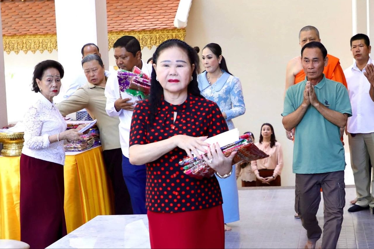 Bun Rany Hun Sen Distributes Aid to Construction Workers