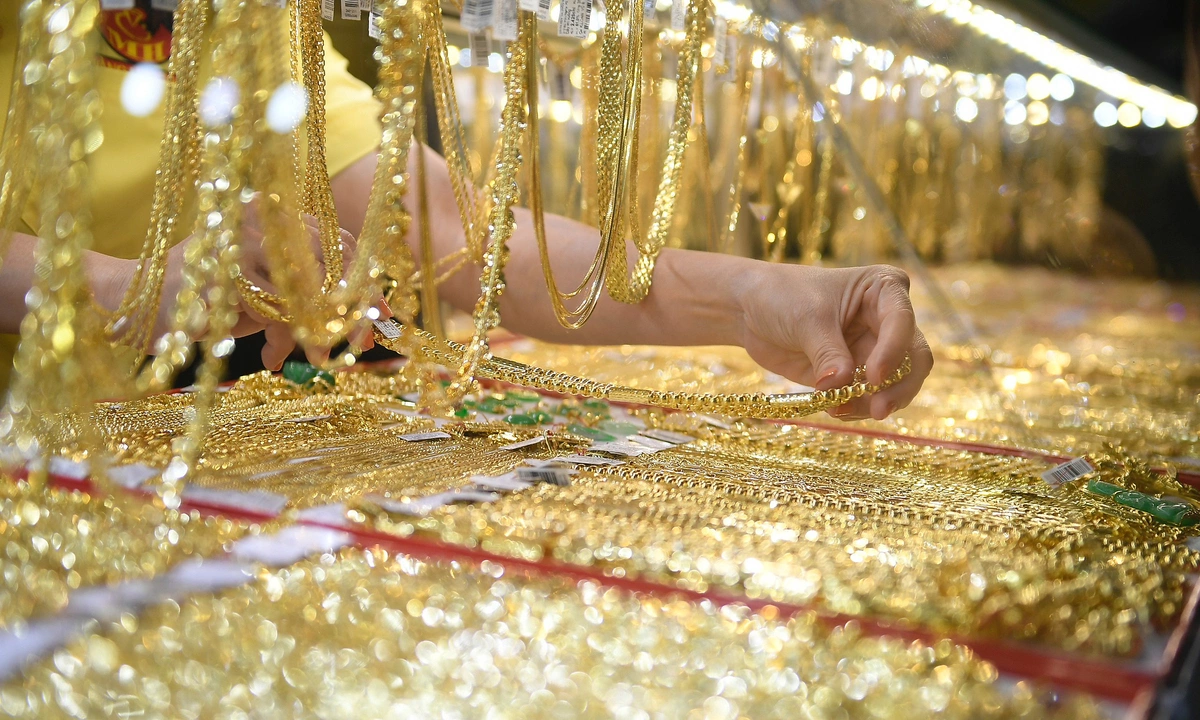 Vietnam's gold prices fall on Monday amid global drop