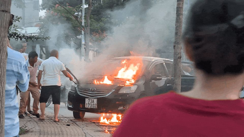 Car Catches Fire on Sidewalk in Ho Chi Minh City During Repairs