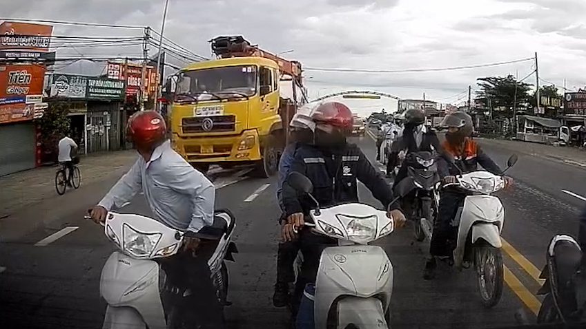 ハティン省でトラックがバイク集団に突入、複数名負傷