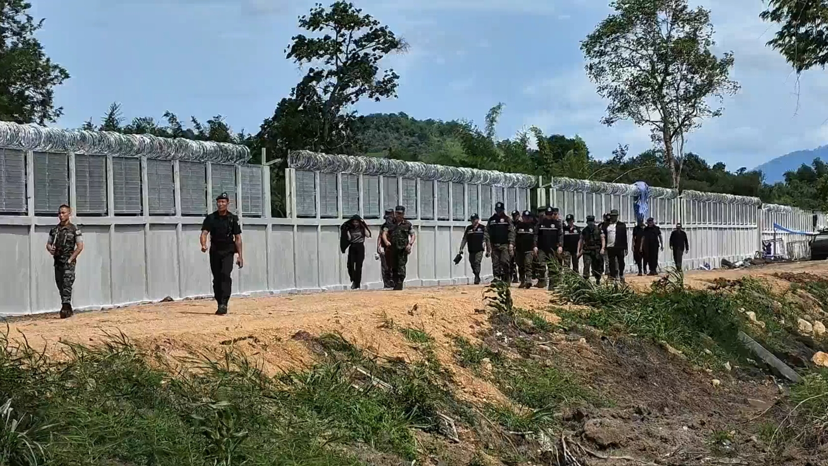 タイ軍、ASEANオブザーバーを国境フェンス建設現場に招待