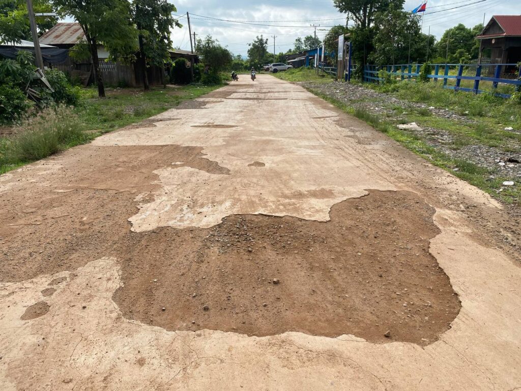 モンドルキリ州チョンプラスコミューンで、住民らが当局に損傷したコンクリート道路の修復を要請