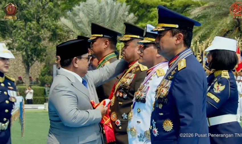 Prabowo Awards Honors to TNI Figures