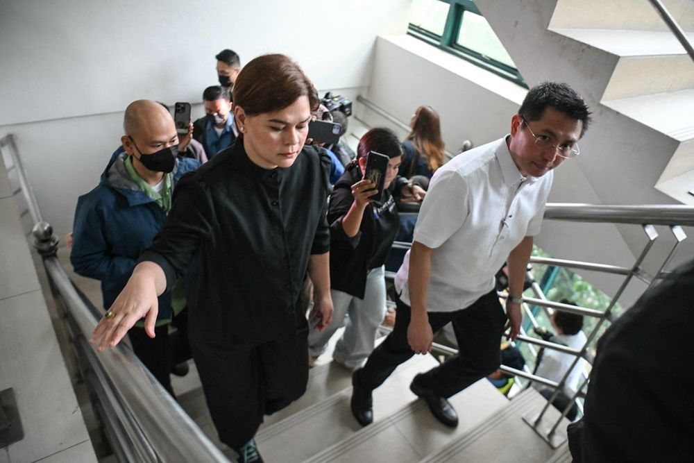 副大統領、アキノ氏との比較を巡り野党から猛反発