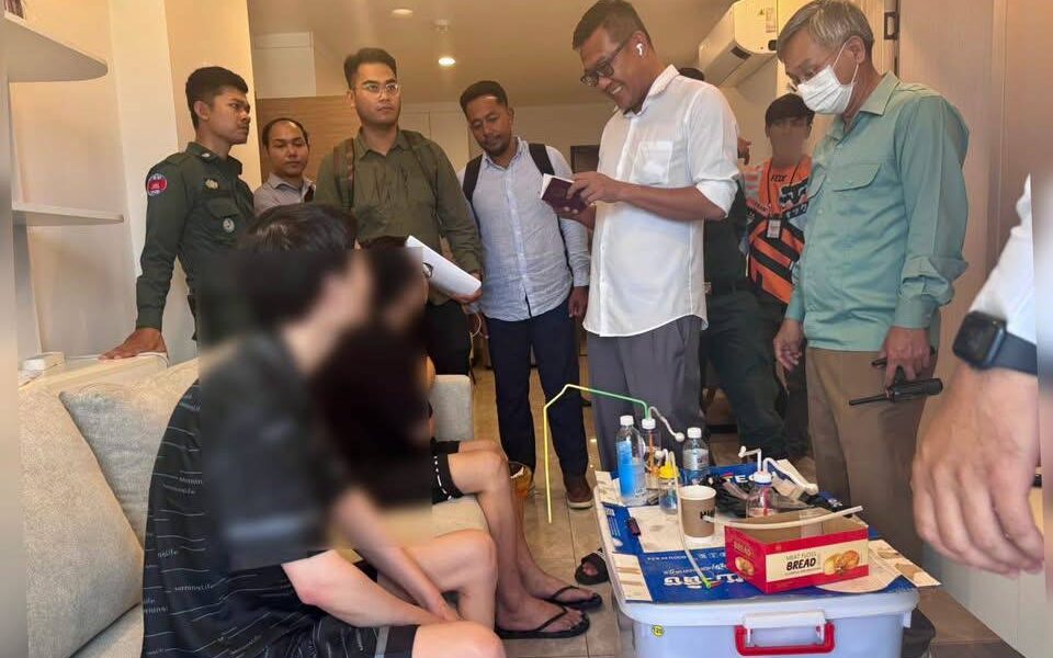 プノンペン・センソック区、外国人居住区で薬物関連の摘発 - 中国籍の2名を逮捕