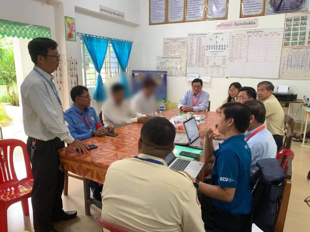 カンボジア:高校中退生徒、落第隠し卒業試験会場へ