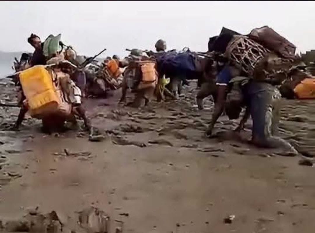 海軍は島に上陸した陸軍に援軍を送ることができず、陸軍は閉じ込められて苦しみ、死亡した