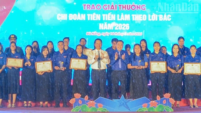 Da Nang Youth Brave Heavy Rain to Commemorate Ho Chi Minh's Ideals