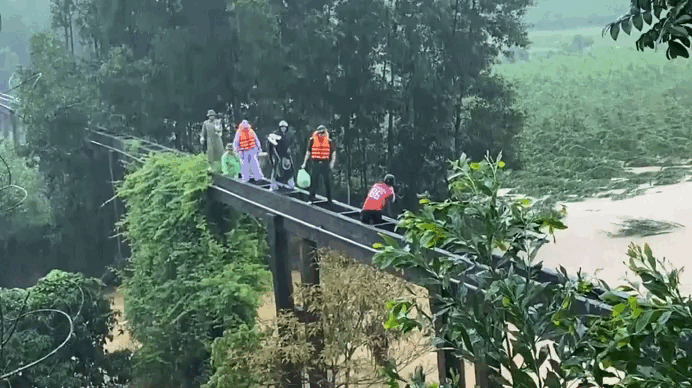 Defying Floods: Vietnamese Medical Team Crosses Dangerous Waterway to Aid Delivery