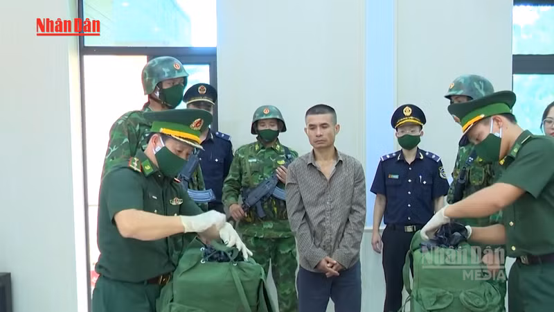 ベトナム国境警備隊、麻薬27kg密輸容疑で2人逮捕