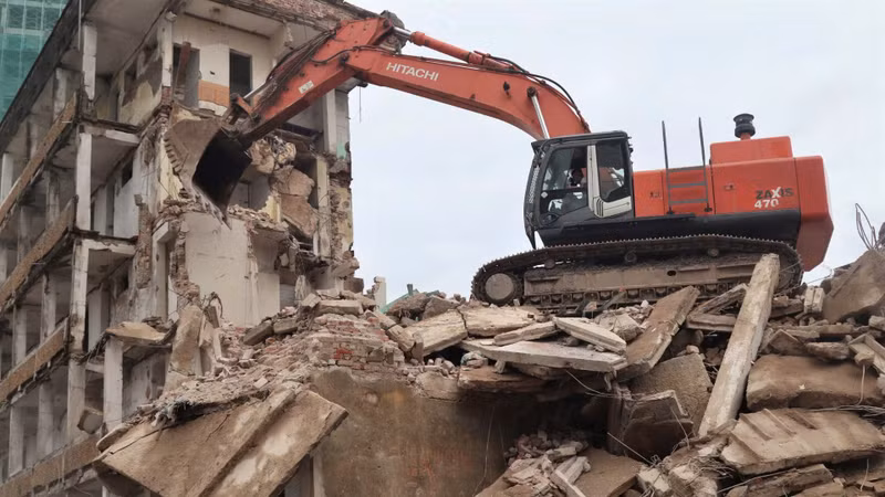 Nearly 50-Year-Old Apartment Buildings Demolished in Nghe An, Vietnam