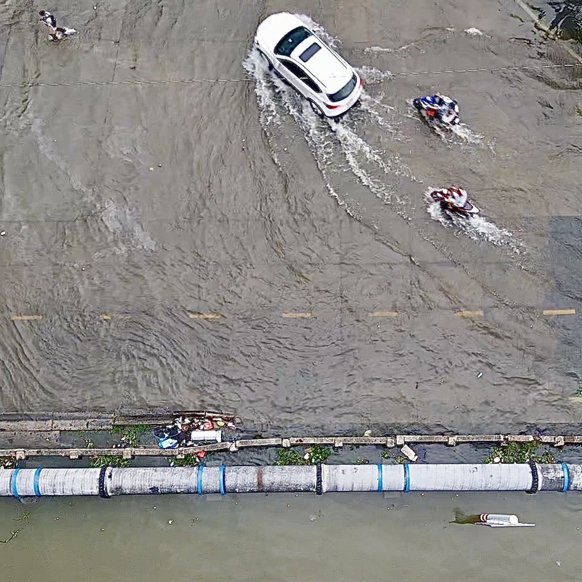Vietnam Faces Dual Weather Threats: Heatwave in North, Tidal Surge in South