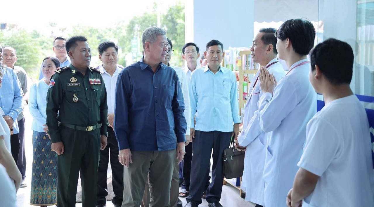 Kandal Governor Visits Family of Retired Soldier, Provides Medical Support and Gifts