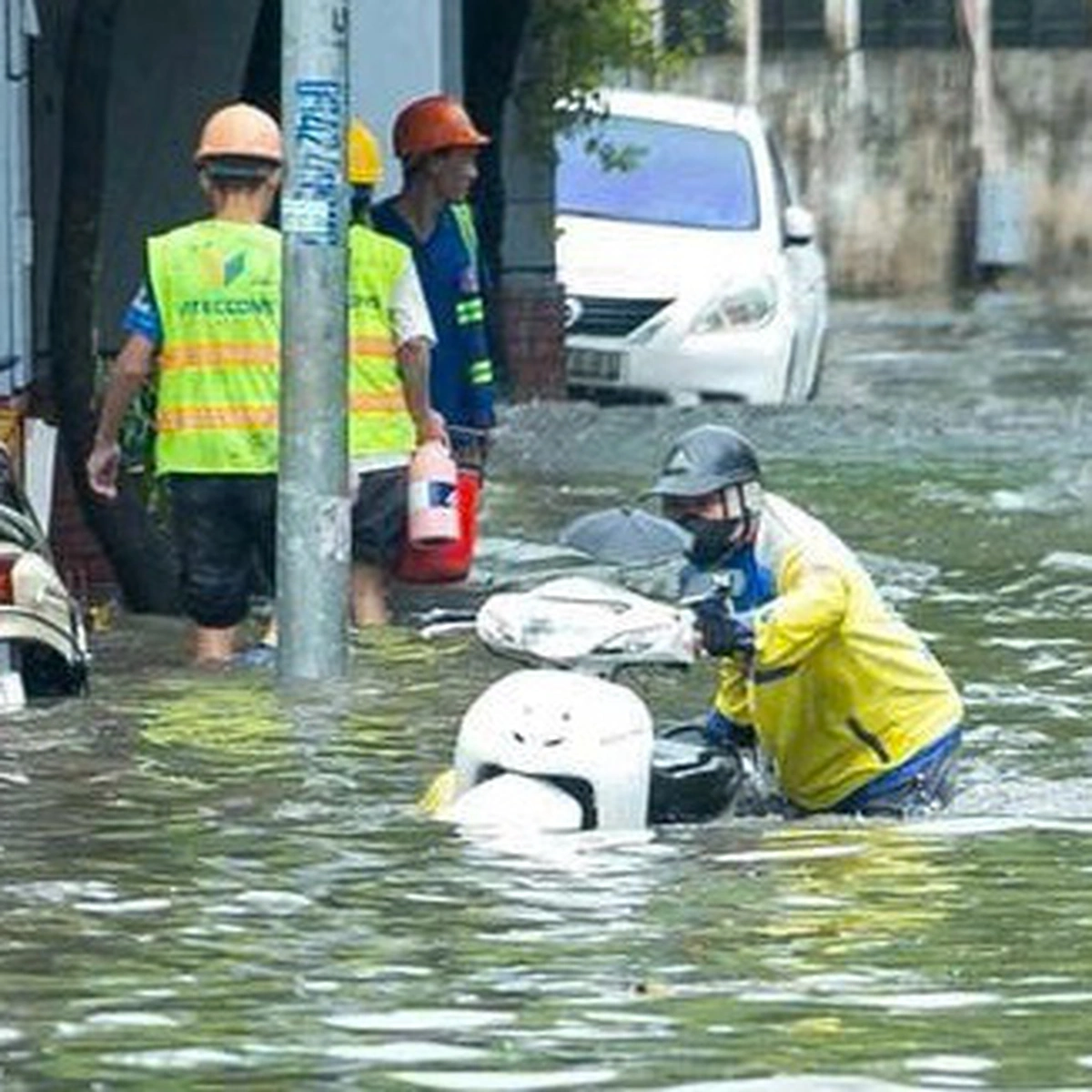 ハノイ、豪雨に備え200台の特殊車両と123台の専門車両を配備