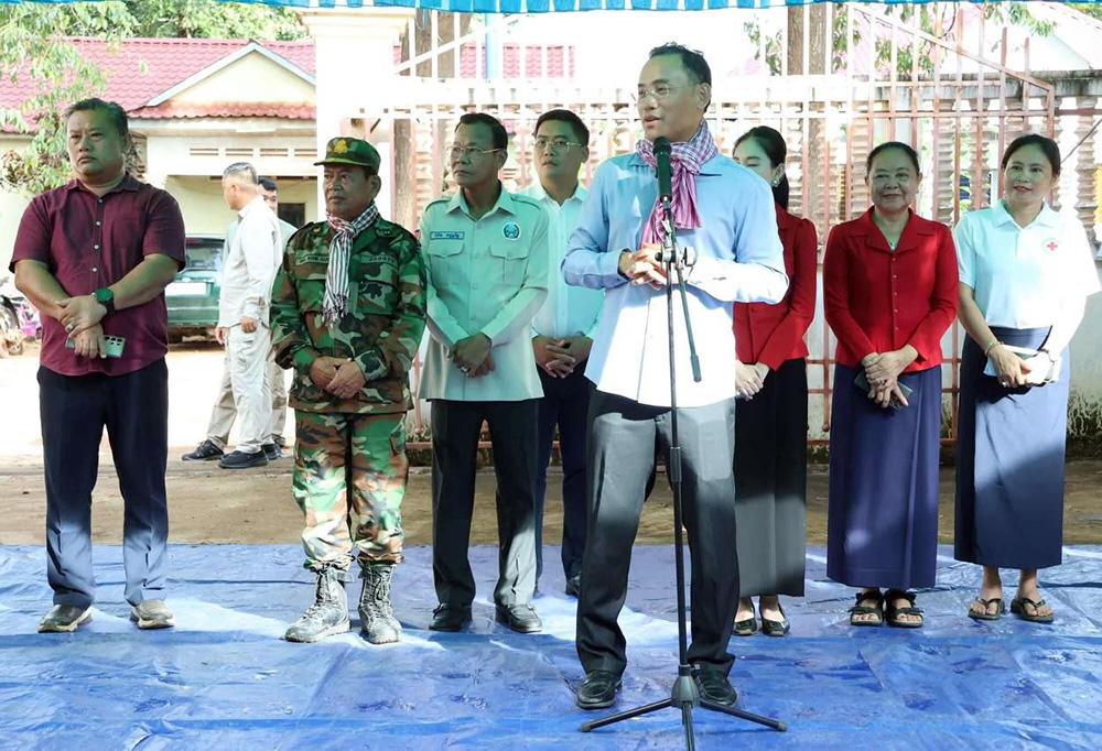 Cambodia: 825 Flood-Affected Families Receive Aid from Prime Minister