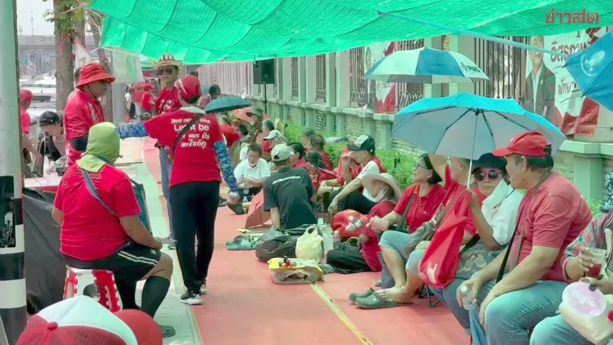 Red Shirt supporters gather at Klong Prem Prison ahead of Thaksin Shinawatra's release