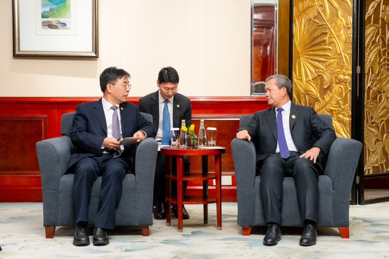 Cambodian PM Meets COMAC Chairman and CEO