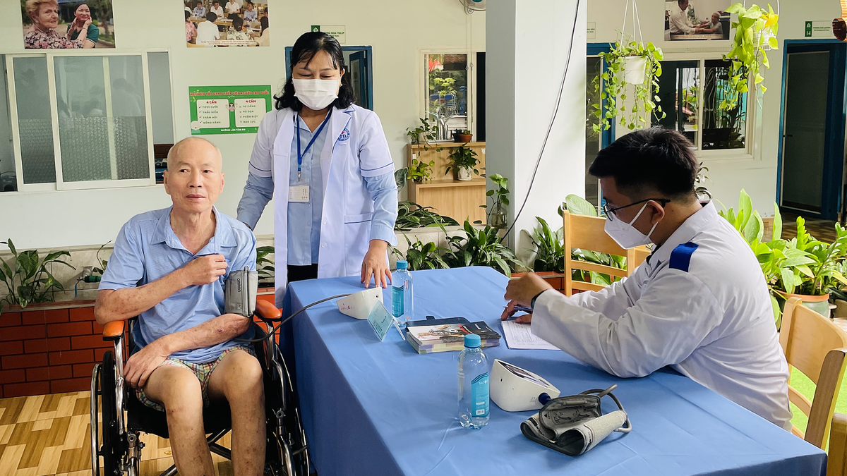 Foreigners Surprised by Vietnam's 'Children as Retirement Plan' Model