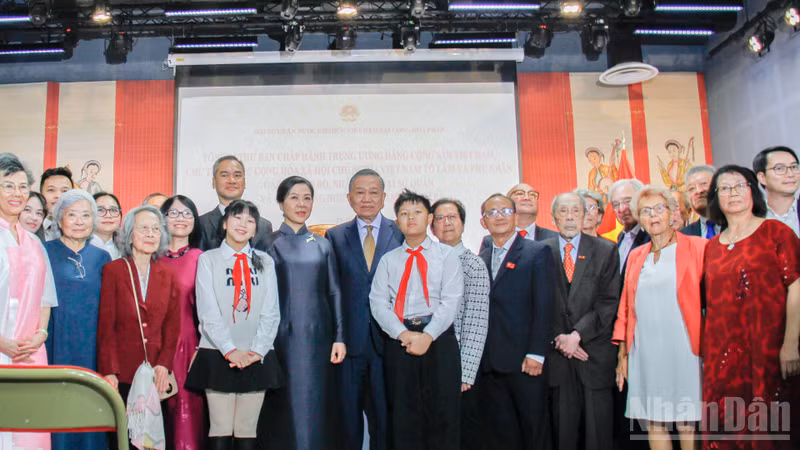 Vietnamese President Meets Vietnamese Community in France
