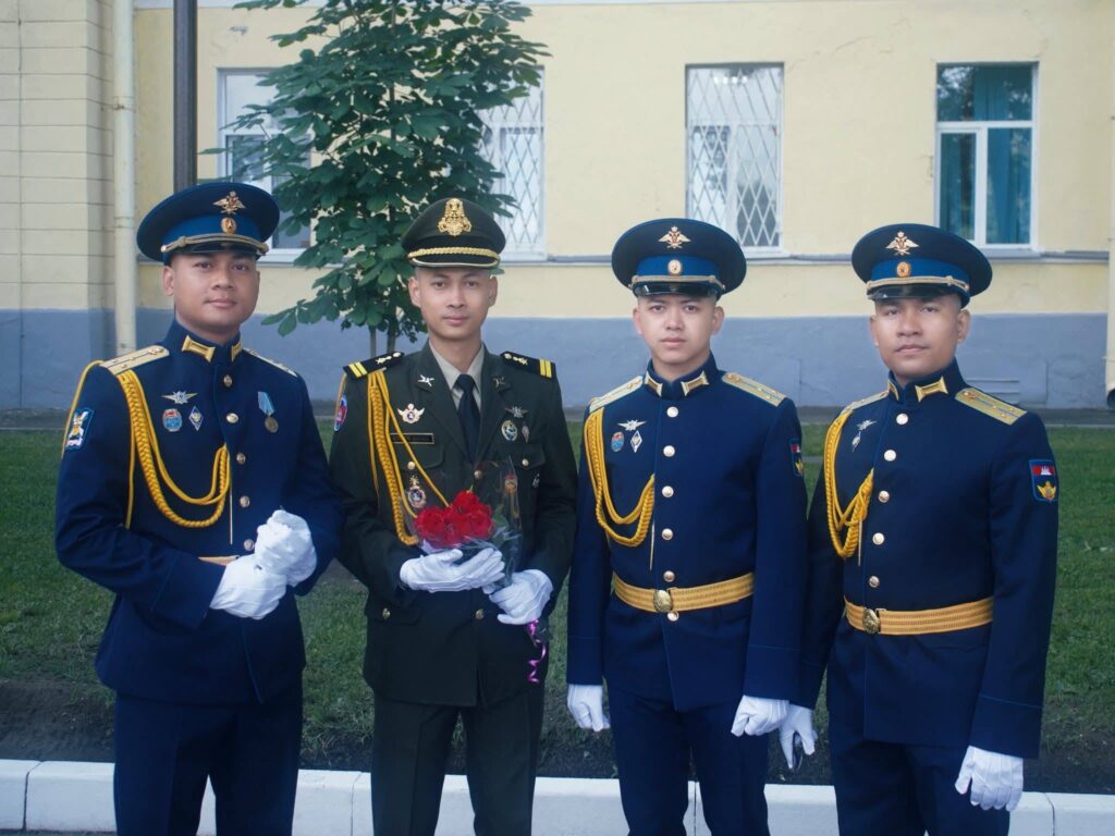 カンボジア軍将校4名、ロシアで軍事修士号取得 - ドローン・地理情報専門