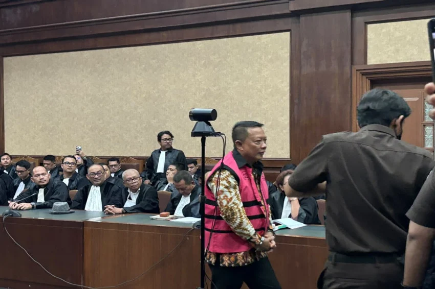 Prosecutor's Trial Compared to Gibran's Diploma Case by Defense Counsel