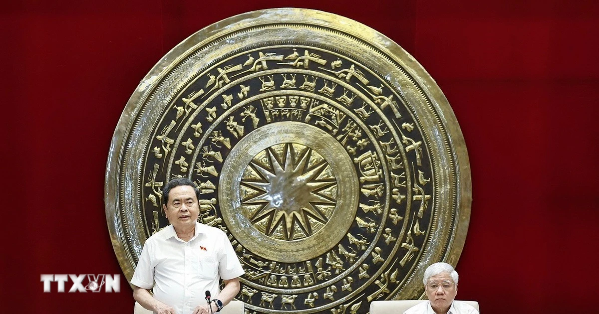 Vietnam's National Assembly Chairman Calls for Radical Reform in Administrative Operations