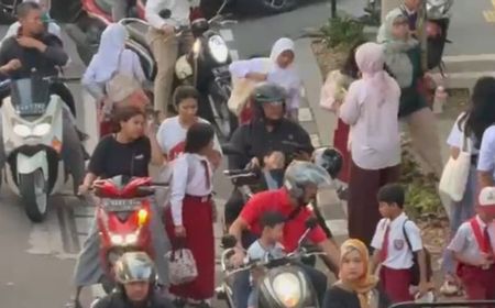 Fathers Escort Children to School in East Jakarta, Supporting GAMAS Movement