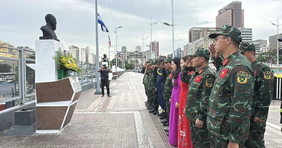 Vietnamese Rescue Team Lays Wreaths at Ho Chi Minh Monument in Venezuela