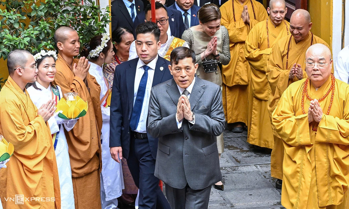 Thai King and Queen Conclude Vietnam Visit with Prayers for Peace