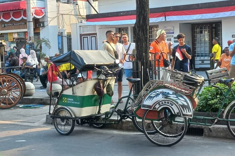 ジョグジャカルタの電動三輪車、理想と現実の乖離 - 導入から課題山積