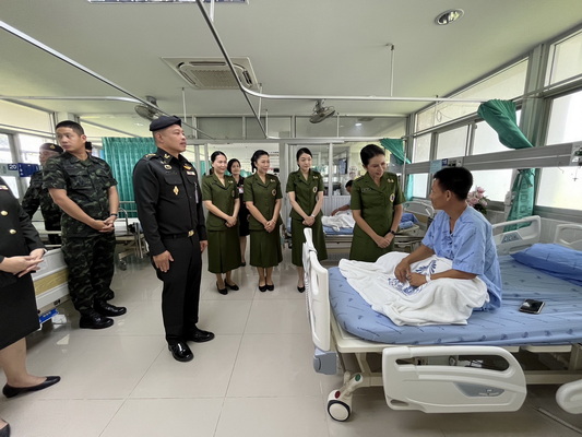 タイ第2軍管区、地雷事故負傷兵を慰問