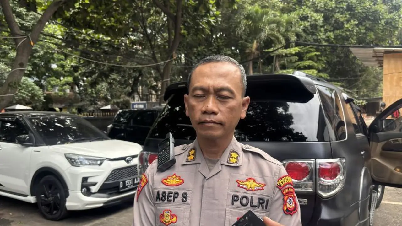 Two Bandung High School Students Point Samurai Sword at Police