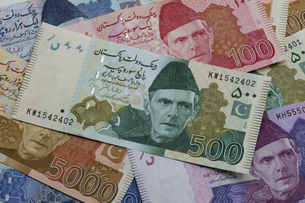 パキスタン経済、構造改革の遅れで脆弱性露呈