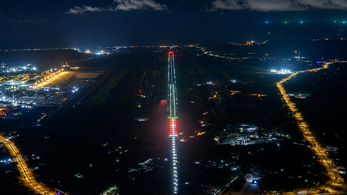 フーコック国際空港、夜空を彩るイルミネーションで新たな顔