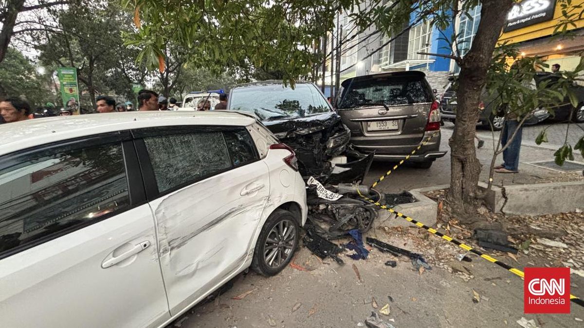 Alphard Driver Claims Illness After Causing Multi-Vehicle Crash in Surabaya