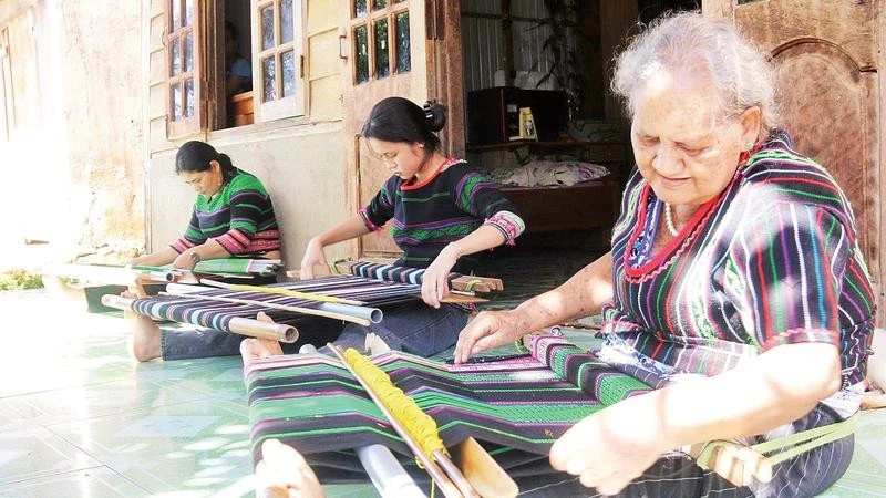 現代の鼓動の中で息づくベトナムの伝統織物「 thổ cẩm(トカム)」