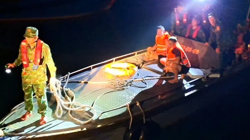 Quang Ninh: 9 Fishermen Rescued After Boat Capsizes Off Tran Island