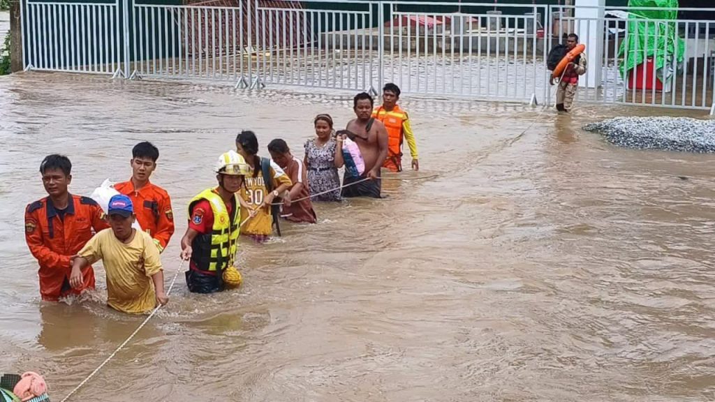 マッカラで堤防決壊、住民が避難