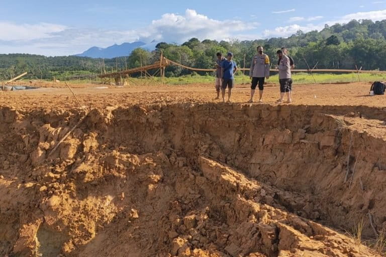 インドネシア:違法金鉱山で土砂崩れ、9人埋まる 過去にも多数の犠牲者