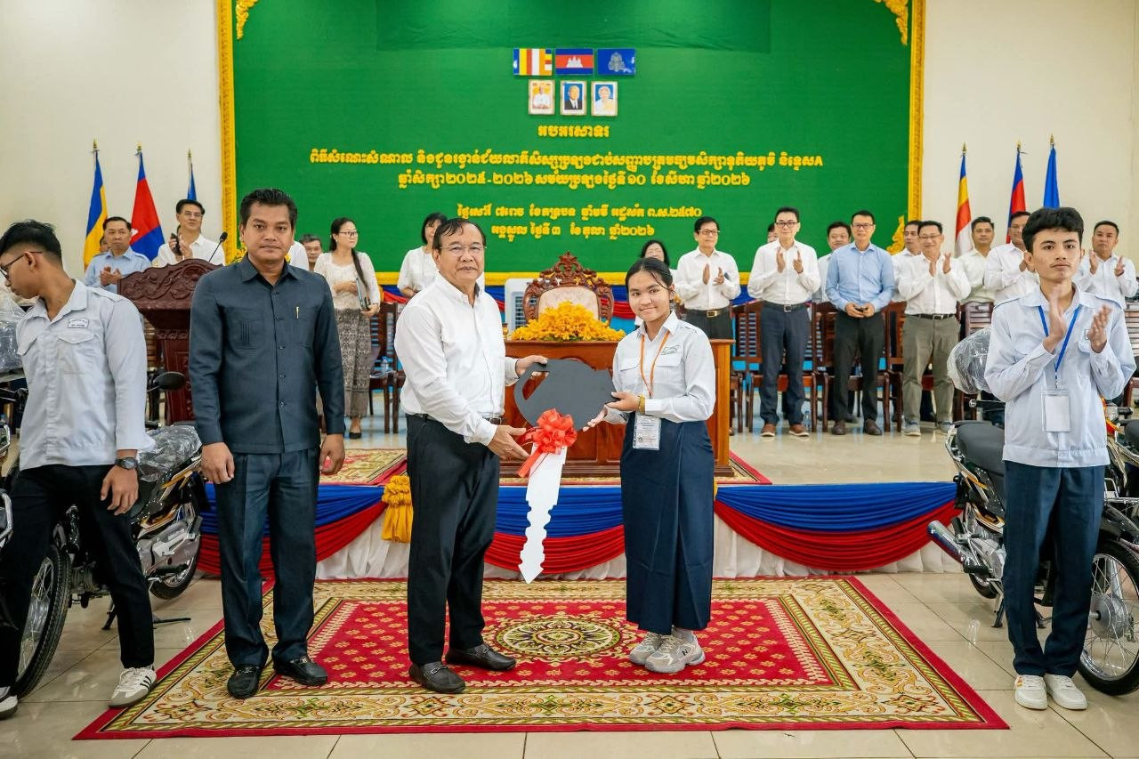 Cambodian Deputy Prime Minister Encourages Top Students, Distributes Aid