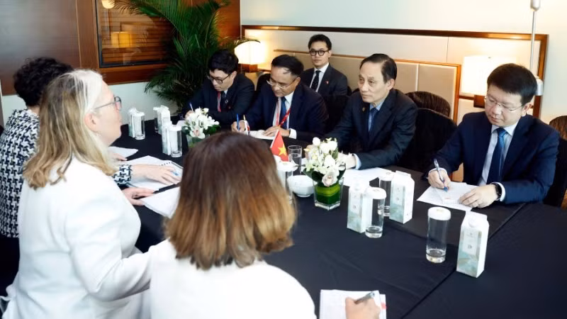 Vietnam's Top Leader Strengthens Foreign Ties and Economic Cooperation in Singapore