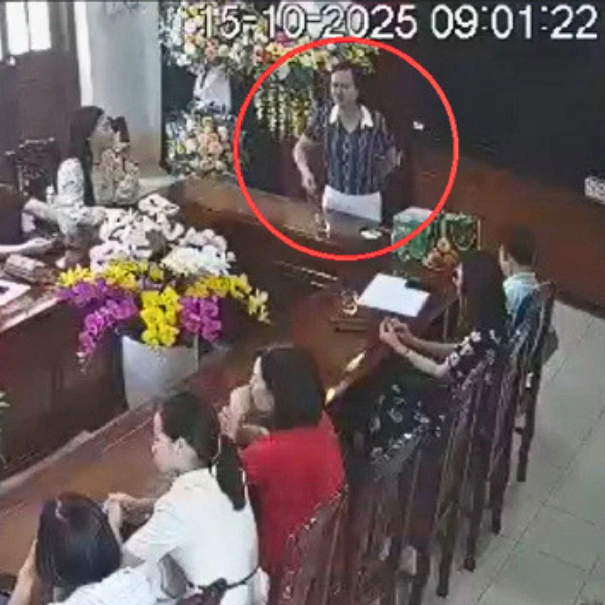 ニンビン省校長、教師前で激昂か viral動画の真相