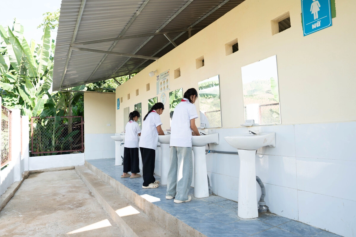 ベトナム山間部学校、衛生的なトイレで学習環境改善