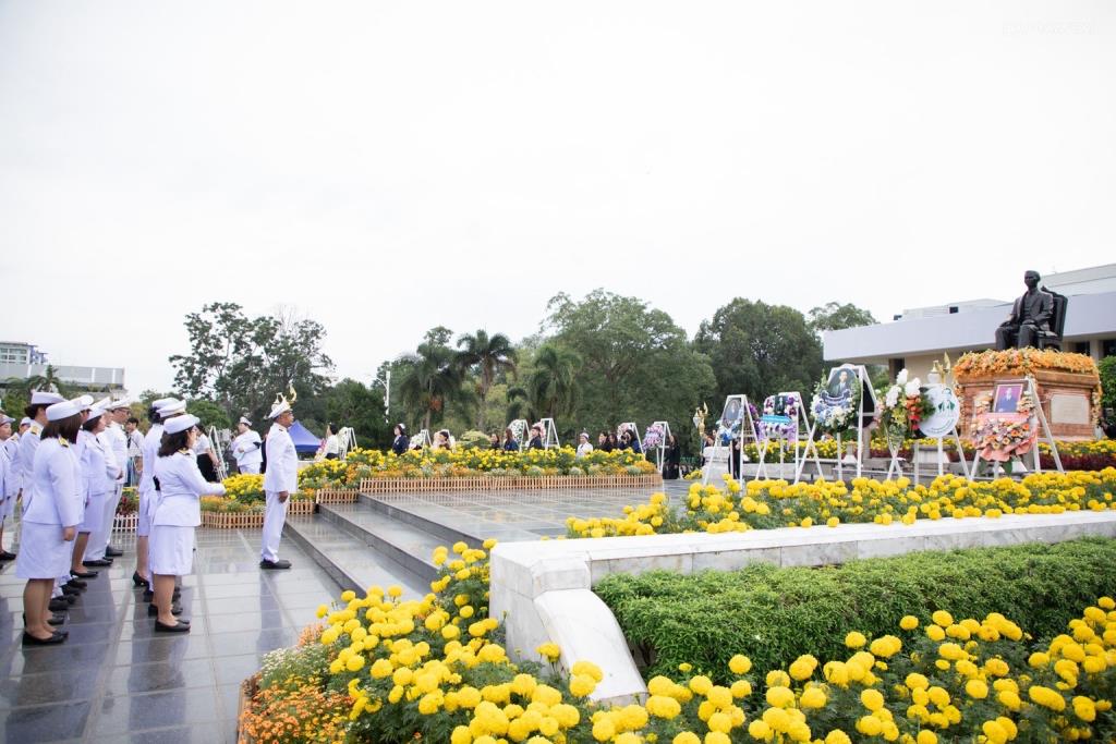 PSU Holds Wreath-Laying Ceremony for Mahidol Day